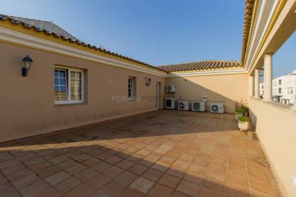 Casa entera con patio y garaje en venta en Sant Lluís