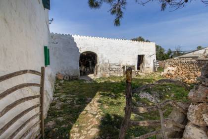 Country house for sale in a quiet area near Es Castell