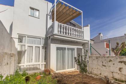 Casa con garaje y patio en venta en Sant Lluís