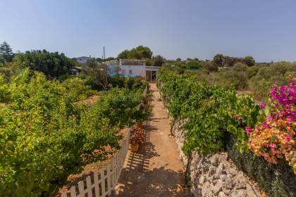 Casa de campo con terreno en venta cerca de Sant Lluís