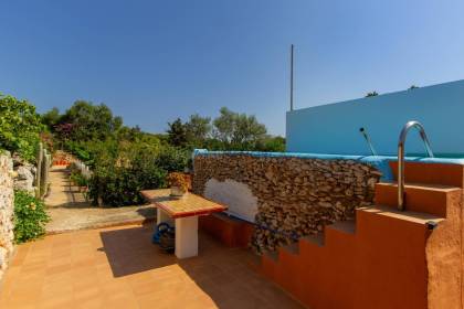 Casa de campo con terreno en venta cerca de Sant Lluís