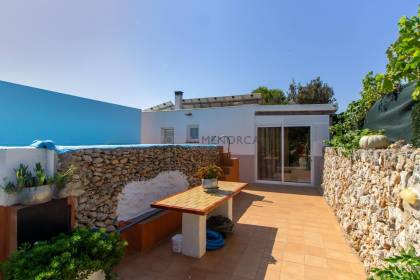 Casa de campo con terreno en venta cerca de Sant Lluís