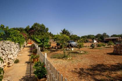 Casa de campo con terreno en venta cerca de Sant Lluís