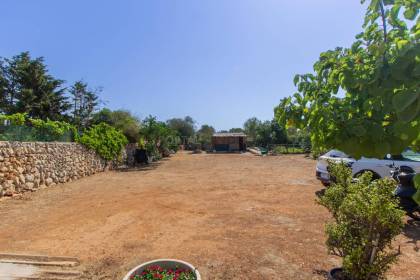 Casa de campo con terreno en venta cerca de Sant Lluís