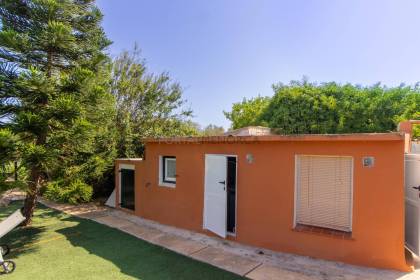Casa de campo con terreno en venta cerca de Sant Lluís