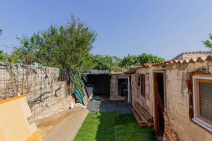 Casa de campo con terreno en venta cerca de Sant Lluís