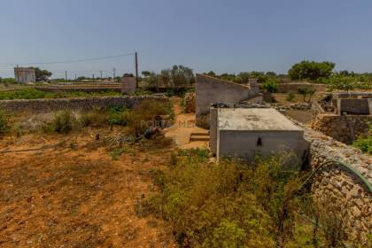 Terrain rustique avec puits communal à vendre à Sant Lluís