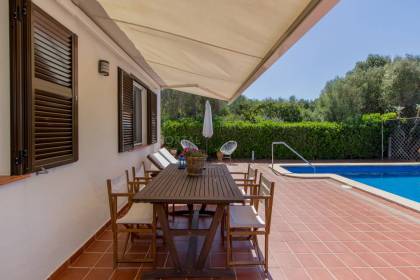 Chalet en venta con piscina y vistas al mar en Binibeca