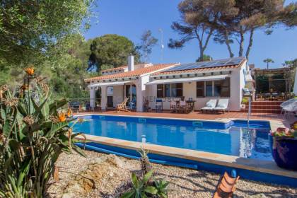 Villa for sale with pool and sea views in Binibeca