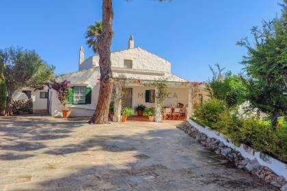 Casa de campo con piscina en venta cerca de Sant Lluís