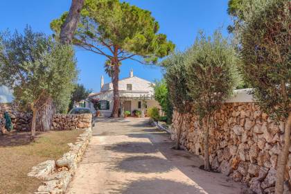 Casa de campo con piscina en venta cerca de Sant Lluís