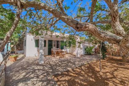 Casa de campo con piscina en venta cerca de Sant Lluís