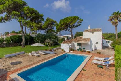 Casa de campo con piscina en venta cerca de Sant Lluís