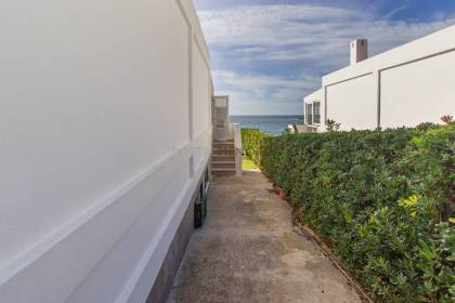 Casita en primera línea de mar en venta en Binibeca