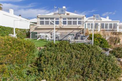 Casita en primera línea de mar en venta en Binibeca