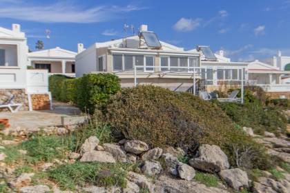 Casita en primera línea de mar en venta en Binibeca