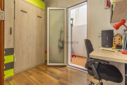 Piso con patio, piscina comunitaria y parking en Alaior