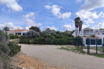 Parcela edificable en Cala'n Porter con vistas al mar