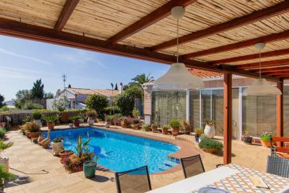 Chalet con piscina en venta en Binibeca