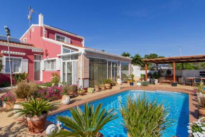 Chalet con piscina en venta en Binibeca