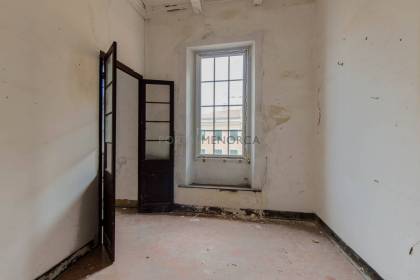 Central building to renovate for sale in Mahón