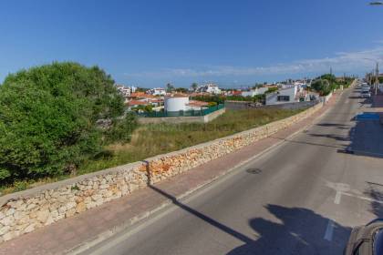 Parcela urbana en Cala'n Porter con vistas lejanas al mar