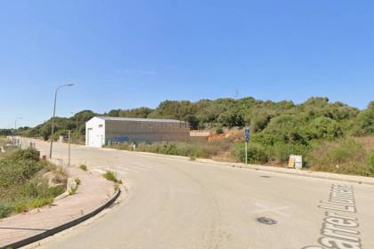 Parcela industrial con licencia de obras en venta en Alaior