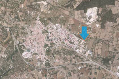 Parcela industrial con licencia de obras en venta en Alaior