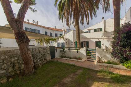 Casa antigua con patio y garaje en venta en Sant Lluís