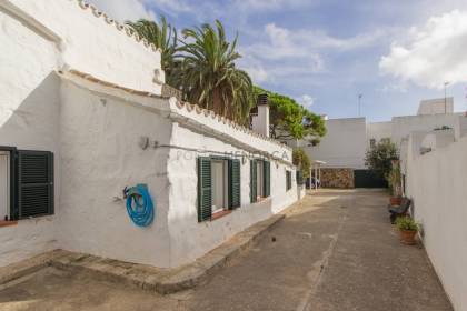 Casa antigua con patio y garaje en venta en Sant Lluís