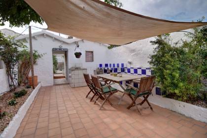 Casa en primera y segunda planta con entrada propia de cuatro dormitorios y gran jardín.