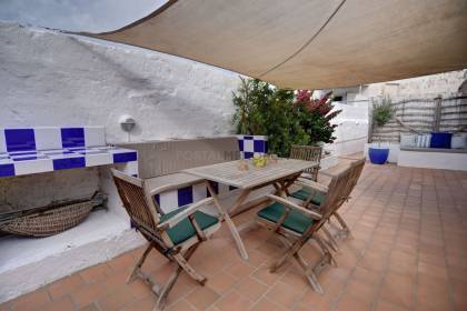 Casa en primera y segunda planta con entrada propia de cuatro dormitorios y gran jardín.