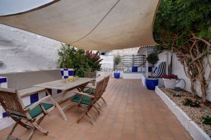 Casa en primera y segunda planta con entrada propia de cuatro dormitorios y gran jardín.