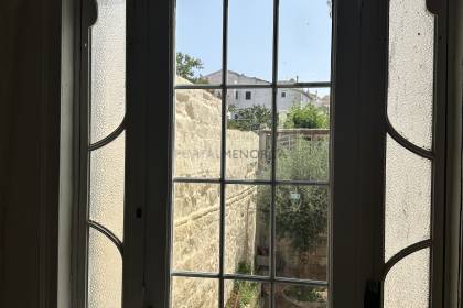 Casa en primera y segunda planta con entrada propia de cuatro dormitorios y gran jardín.