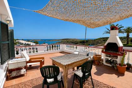 Chalet avec des vues spectaculaires sur le port d'Addaia et la mer..