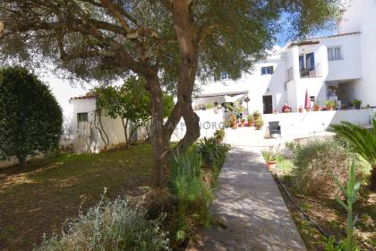 Casa con amplio jardín en Sant Lluís