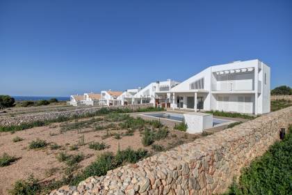 Villa de nouvelle construction de trois chambres et trois salles de bain, piscine privée et vue sur la mer.