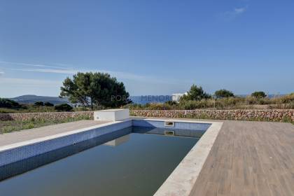 Chalet a estrenar de tres dormitorios y dos baños, piscina privada y vistas al mar