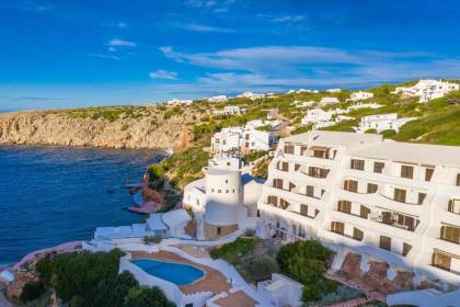 Appartement de 2 Chambres en Première Ligne avec Vue Imprenable sur la Mer