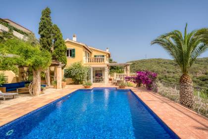 Villa with pool and a tourist licence in the Port of Mahón