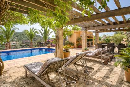 Villa with pool and a tourist licence in the Port of Mahón