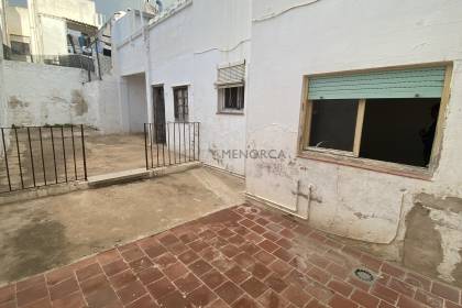 Ground floor with spacious patio on the center of Mahon