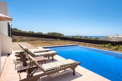 Chalet de reciente construcción con vistas al mar en Torret de Baix