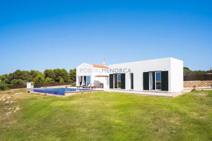 Chalet de reciente construcción con vistas al mar en Torret de Baix