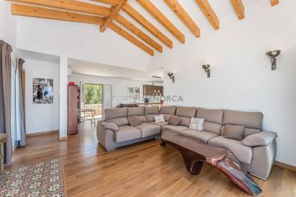 Chalet de reciente construcción con vistas al mar en Torret de Baix