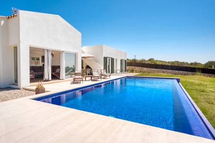 Chalet de reciente construcción con vistas al mar en Torret de Baix