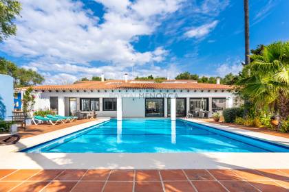 Exclusiva villa de 7 dormitorios con piscina, ubicada cerca del centro de la ciudad de Mahón