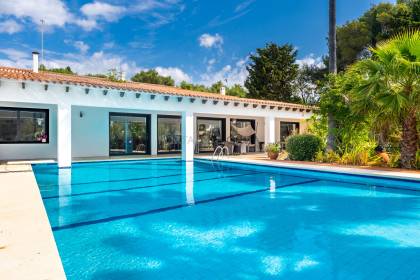 Exclusiva villa de 7 dormitorios con piscina, ubicada cerca del centro de la ciudad de Mahón
