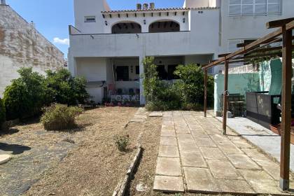 Primer piso con jardín y garaje en venta en Mahon