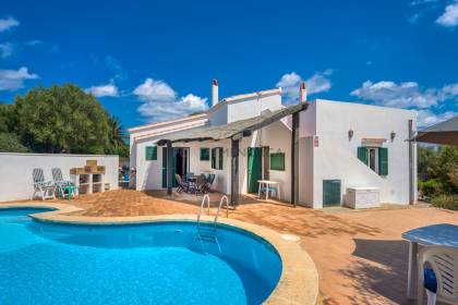 4 bedroom villa for sale with a pool and tourist licence.